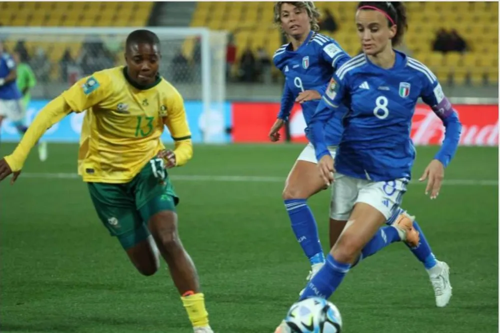 Nam Phi (áo vàng) bất ngờ đánh bại và tiễn Ý về nhà, còn Nam Phi đi tiếp. Ảnh: HTM