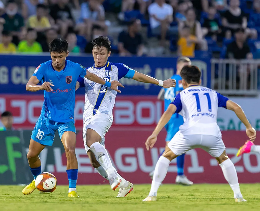 B. Bình Dương có hai trận thắng liên tiếp trước SL Nghệ An và Khánh Hòa khiến cựu vương thoát hiểm. Ảnh: VPF