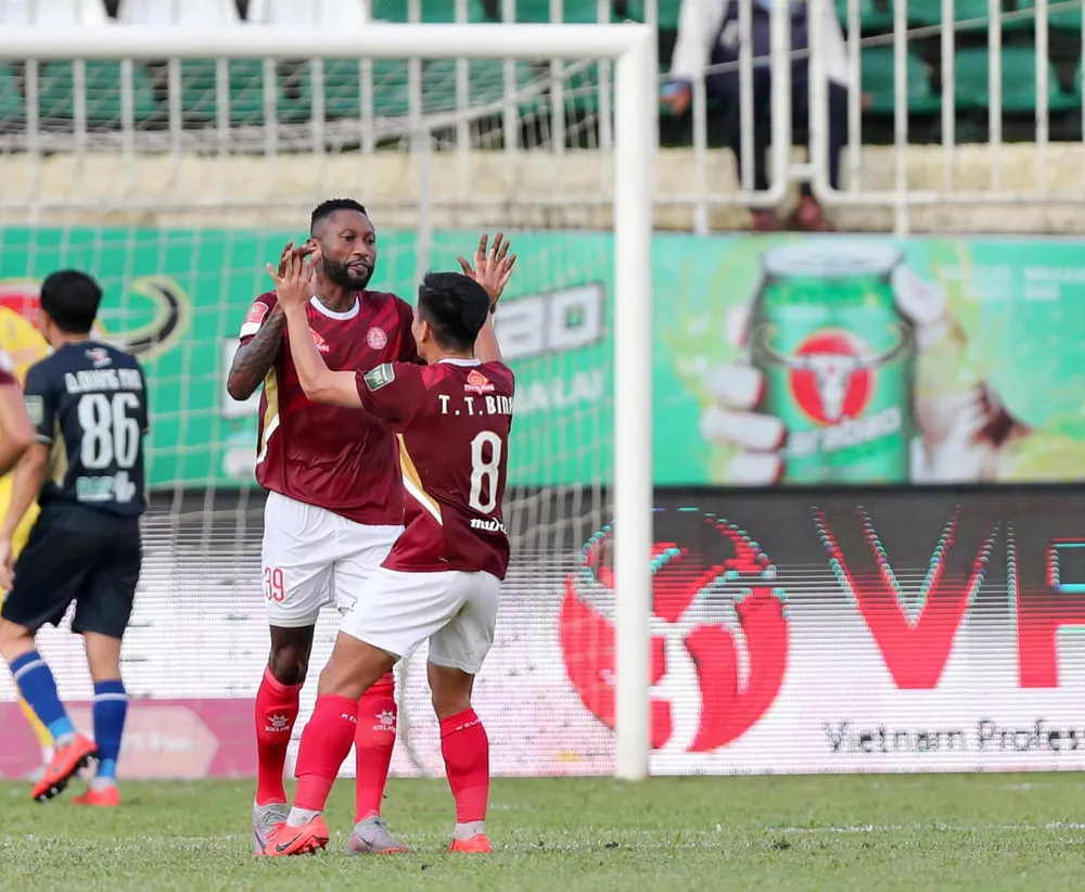 Bàn thắng duy nhất của Samson trên sân Pleiku đã giúp CLB TP.HCM nhẹ nhàng tính toán cho việc trụ hạng trước lượt cuối. Ảnh: VPF