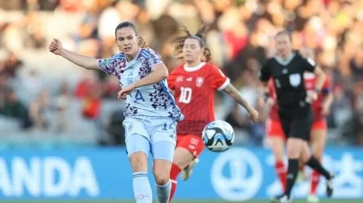 Laina Codina đưa bóng về thiếu quan sát cho đồng đội khiến nó thành pha đốt đền giúp Thụy Sĩ san bằng tỉ số 1-1. Ảnh: HTM Laina Codina đưa bóng về thiếu quan sát cho đồng đội khiến nó thành pha đốt đền giúp Thụy Sĩ san bằng tỉ số 1-1. Ảnh: HTM