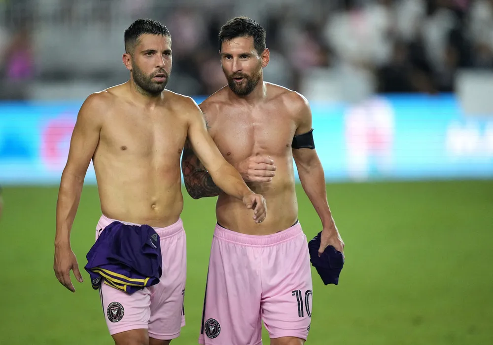 Inter Miami như bừng tỉnh khi Messi đến thi đấu cùng đồng đội cũ Jordi Alba. Nội đồng hương của Messi ở Florida không thôi là sân của Inter Miami không thể chứa đủ khi đội thi đấu sân nhà. Người bạn thân cùng thời của Messi là Aguero cho rằng Messi đến Mỹ là thể... thư giãn vì tuổi cao đá ở châu Âu áp lực quá lớn. Hình tượng Messi đang truyền cảm hứng mạnh mẽ tới những em nhỏ gốc La tinh ở Florida tìm đến bóng đá. Sau khi ông bố Messi...diễn và ghi bàn, cuối trận là các con trai của Messi cũng diễn trên sân.