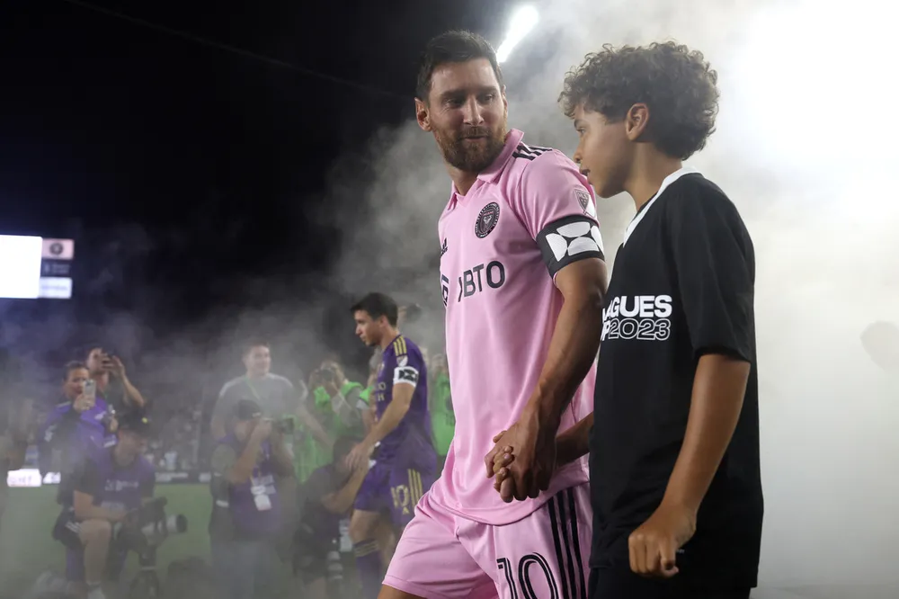 Hình tượng Messi đang truyền cảm hứng mạnh mẽ tới những em nhỏ gốc La tinh ở Florida tìm đến bóng đá. Sau khi ông bố Messi...diễn và ghi bàn, cuối trận là các con trai của Messi cũng diễn trên sân.
