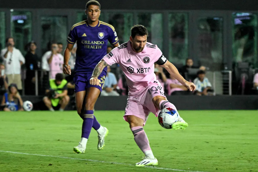 Mặt sân thấm nước nhưng không ngăn được &quot;cái que trái ma mị&quot; của Messi. ...Nhà vô địch thế giới lại ghi bàn vào lưới đối thủ. Đồng chủ tịch Beckham và phu nhân Victoria của Inter Miami rất hài lòng với tân binh Messi. ...Ghi bàn và &quot;làm dáng&quot; trước ống kính là điều dễ dàng với Messi ở Inter Miami. Messi khoe &quot;sáu múi&quot; sau trận thắng Orlando Inter Miami như bừng tỉnh khi Messi đến thi đấu cùng đồng đội cũ Jordi Alba. Nội đồng hương của Messi ở Florida không thôi là sân của Inter Miami không thể chứa đủ khi đội thi đấu sân nhà. Người bạn thân cùng thời của Messi là Aguero cho rằng Messi đến Mỹ là thể... thư giãn vì tuổi cao đá ở châu Âu áp lực quá lớn. Hình tượng Messi đang truyền cảm hứng mạnh mẽ tới những em nhỏ gốc La tinh ở Florida tìm đến bóng đá. Sau khi ông bố Messi...diễn và ghi bàn, cuối trận là các con trai của Messi cũng diễn trên sân.