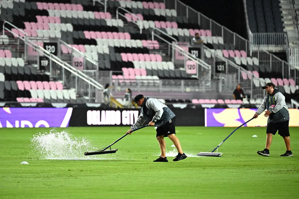 Lực lượng làm nhiệm vụ đẩy nước cho sân khô ráo. Mặt sân thấm nước nhưng không ngăn được &quot;cái que trái ma mị&quot; của Messi. ...Nhà vô địch thế giới lại ghi bàn vào lưới đối thủ. Đồng chủ tịch Beckham và phu nhân Victoria của Inter Miami rất hài lòng với tân binh Messi. ...Ghi bàn và &quot;làm dáng&quot; trước ống kính là điều dễ dàng với Messi ở Inter Miami. Messi khoe &quot;sáu múi&quot; sau trận thắng Orlando Inter Miami như bừng tỉnh khi Messi đến thi đấu cùng đồng đội cũ Jordi Alba. Nội đồng hương của Messi ở Florida không thôi là sân của Inter Miami không thể chứa đủ khi đội thi đấu sân nhà. Người bạn thân cùng thời của Messi là Aguero cho rằng Messi đến Mỹ là thể... thư giãn vì tuổi cao đá ở châu Âu áp lực quá lớn. Hình tượng Messi đang truyền cảm hứng mạnh mẽ tới những em nhỏ gốc La tinh ở Florida tìm đến bóng đá. Sau khi ông bố Messi...diễn và ghi bàn, cuối trận là các con trai của Messi cũng diễn trên sân.