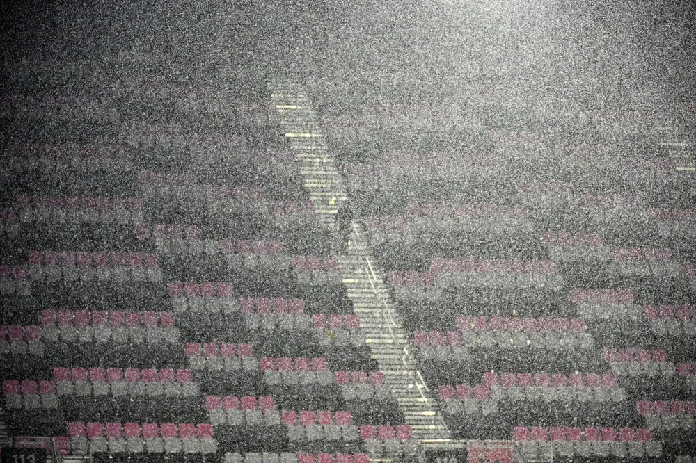 Một cơn mưa cực lớn đổ xuống sân trước trận Inter Miami-Orlando Utd ở vòng 1/16 League Cup. Lực lượng làm nhiệm vụ đẩy nước cho sân khô ráo. Mặt sân thấm nước nhưng không ngăn được &quot;cái que trái ma mị&quot; của Messi. ...Nhà vô địch thế giới lại ghi bàn vào lưới đối thủ. Đồng chủ tịch Beckham và phu nhân Victoria của Inter Miami rất hài lòng với tân binh Messi. ...Ghi bàn và &quot;làm dáng&quot; trước ống kính là điều dễ dàng với Messi ở Inter Miami. Messi khoe &quot;sáu múi&quot; sau trận thắng Orlando Inter Miami như bừng tỉnh khi Messi đến thi đấu cùng đồng đội cũ Jordi Alba. Nội đồng hương của Messi ở Florida không thôi là sân của Inter Miami không thể chứa đủ khi đội thi đấu sân nhà. Người bạn thân cùng thời của Messi là Aguero cho rằng Messi đến Mỹ là thể... thư giãn vì tuổi cao đá ở châu Âu áp lực quá lớn. Hình tượng Messi đang truyền cảm hứng mạnh mẽ tới những em nhỏ gốc La tinh ở Florida tìm đến bóng đá. Sau khi ông bố Messi...diễn và ghi bàn, cuối trận là các con trai của Messi cũng diễn trên sân.