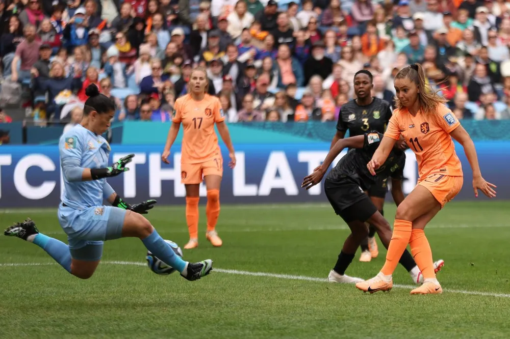 Hậu vệ Nam Phi chơi lăn xả, nhưng không thể ngăn chặn được các chân sút đẳng cấp thế giới của Hà Lan. Ảnh: HTM