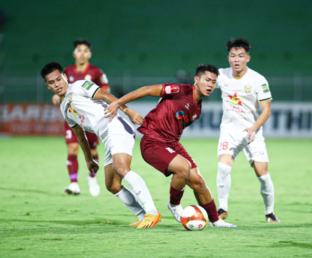 Trợ lý Trần Tiến Đại dẫn CLB CA Hà Nội thắng trận "derby thủ đô" và lên đỉnh bảng ảnh 2