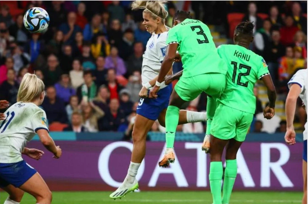 Nigeria (xanh) ngoan cường đá không sợ sệt trước nhà vô địch châu Âu-Anh. Ảnh: HTM