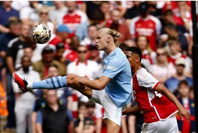 Erling Haaland thừa nhận rằng anh bị áp lực cực lớn ở những trận chung kết vì đối phương &quot;chăm sóc&quot; quá kỹ. Ảnh: AP Dẫu sao cũng là một danh hiệu &quot;có hậu&quot; với &quot;Pháo thủ thành London&quot;. Ảnh: AFP Hy vọng mùa bóng mới Arsenal sẽ tiếp tục là thế lực đáng gờm của Man. City. Ảnh: AFP HLV Pep Guardiola không tin vào mắt mình ngay sau bàn san bằng 1-1 của Leandro phút 90+11 và rồi Man. City thua cuộc ở &quot;loạt đấu súng&quot;. Ảnh: AFP Lâu lắm rồi Arsenal mới có danh hiệu trở lại. Ảnh: AFP