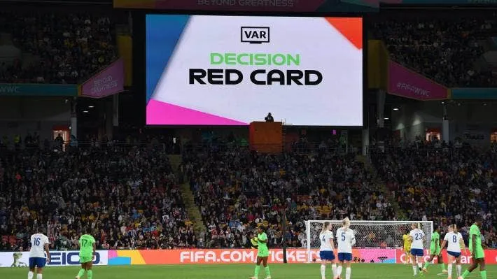VAR quyết định phạt thẻ đỏ trực tiếp Lauren James. Ảnh: HTM