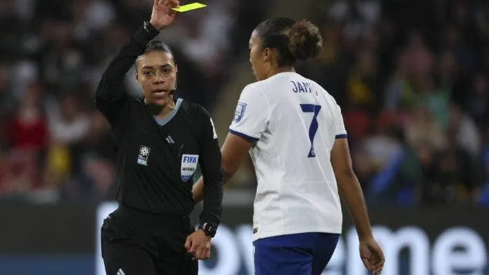 Trọng tài Melissa Borjas chỉ rút thẻ vàng cho hành vi phi thể thao của Lauren James. Ảnh: HTM