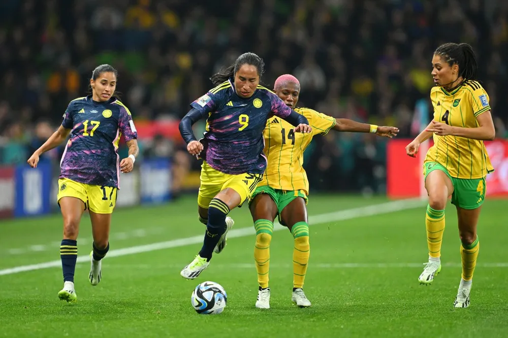 Colombia (áo xanh đen) ghi danh ở tứ kết khi thắng Jamaica 1-0. Ảnh: HTM Colombia (áo xanh đen) ghi danh ở tứ kết khi thắng Jamaica 1-0. Ảnh: HTM