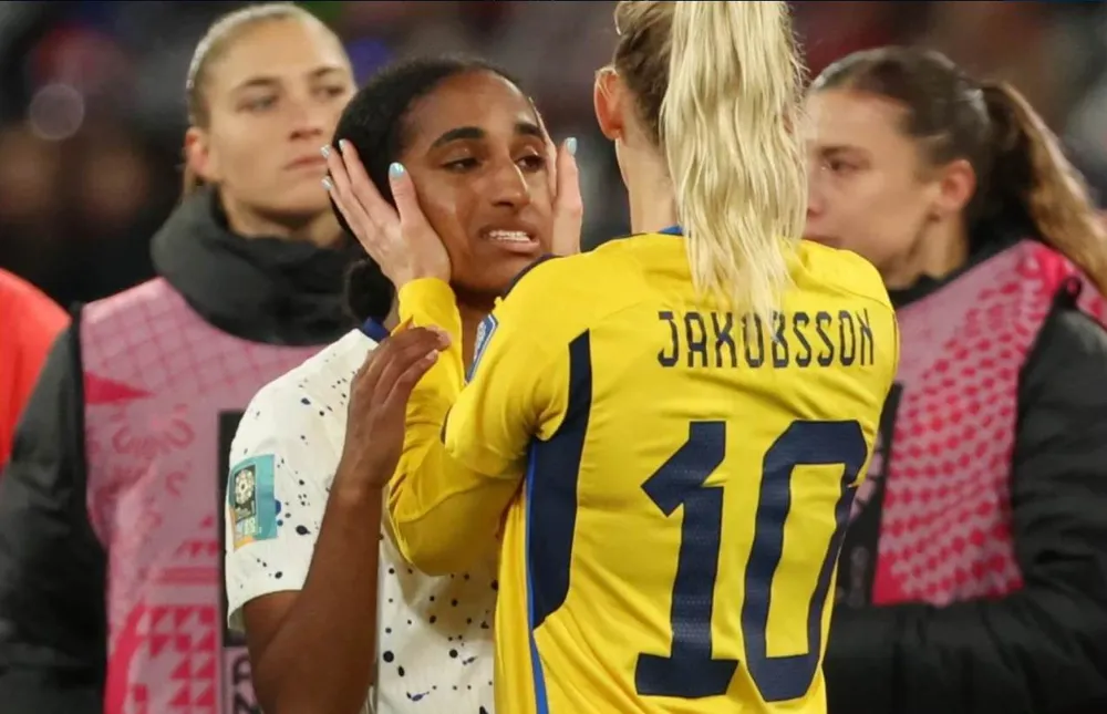 Jakobsson của Thụy Điển sau khi đánh bại tuyển Mỹ trong loạt luân lưu đã vỗ về đồng nghiệp trẻ Mỹ Naomi Girma mới 20 tuổi. Ảnh: SMH Bà chị đội trưởng Lindsey Horan vỗ về cô em gái Sophia Smith, 21 tuổi, người đá hỏng quả luân lưu trong loạt sút năm quả. Ảnh: SMH. Hai &quot;tội đồ&quot; của tuyển Mỹ sút hỏng phạt đền trong loạt sút 5 quả gồm bà chị cả Megan Rapinoe và Sophia Smith. Ảnh:SMH World Cup 2019, Rapinoe có hai danh hiệu cá nhân gồm cầu thủ xuất sắc nhất giải và vua phá lưới (5 bàn), bốn năm sau phong độ của cô đã xuống ở tuổi 37, ít ra sân. Ảnh: SMH. Rapinoe...cắn rứt vì mình sút hỏng phạt đền. Ảnh: SMH Các tuyển thủ Mỹ an ủi nhau sau khi chính thức thành cựu vô địch sau loạt luân lưu thứ 7. Ảnh: SMH. Thủ môn Naeher quờ quạng trước cú sút của Hurtig ở loạt sút thứ bảy, bóng đã qua vạch vôi...1mm. Ảnh: SMH. Sau khi trọng tài Stephanie Frappart công nhận bàn thắng ở loạt luân lưu quyết định, Hurtig ăn mừng cùng đồng đội vào tứ kết. Ảnh: SMH.