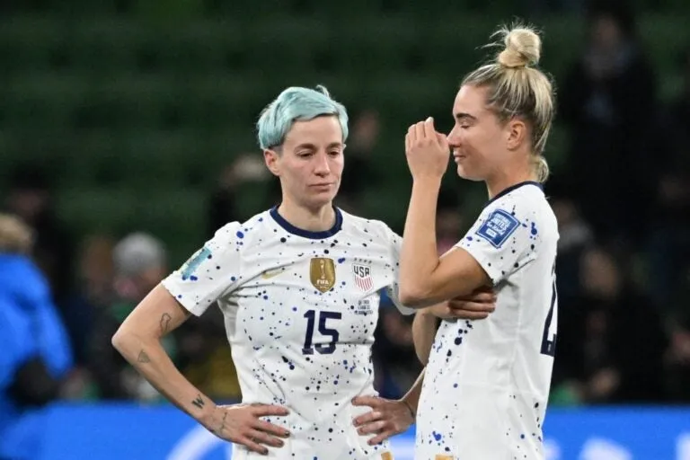 World Cup 2019, Rapinoe có hai danh hiệu cá nhân gồm cầu thủ xuất sắc nhất giải và vua phá lưới (5 bàn), bốn năm sau phong độ của cô đã xuống ở tuổi 37, ít ra sân. Ảnh: SMH. Rapinoe...cắn rứt vì mình sút hỏng phạt đền. Ảnh: SMH Các tuyển thủ Mỹ an ủi nhau sau khi chính thức thành cựu vô địch sau loạt luân lưu thứ 7. Ảnh: SMH. Thủ môn Naeher quờ quạng trước cú sút của Hurtig ở loạt sút thứ bảy, bóng đã qua vạch vôi...1mm. Ảnh: SMH. Sau khi trọng tài Stephanie Frappart công nhận bàn thắng ở loạt luân lưu quyết định, Hurtig ăn mừng cùng đồng đội vào tứ kết. Ảnh: SMH.
