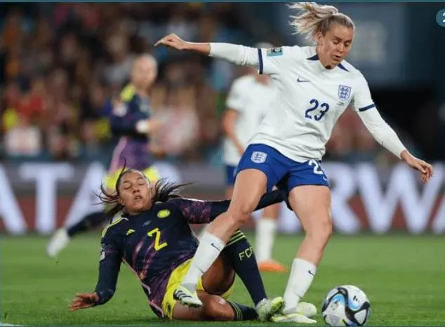 Hậu vệ Colombia tranh chấp quyết liệt với tiền đạo Russo của Anh. Ảnh: HTM