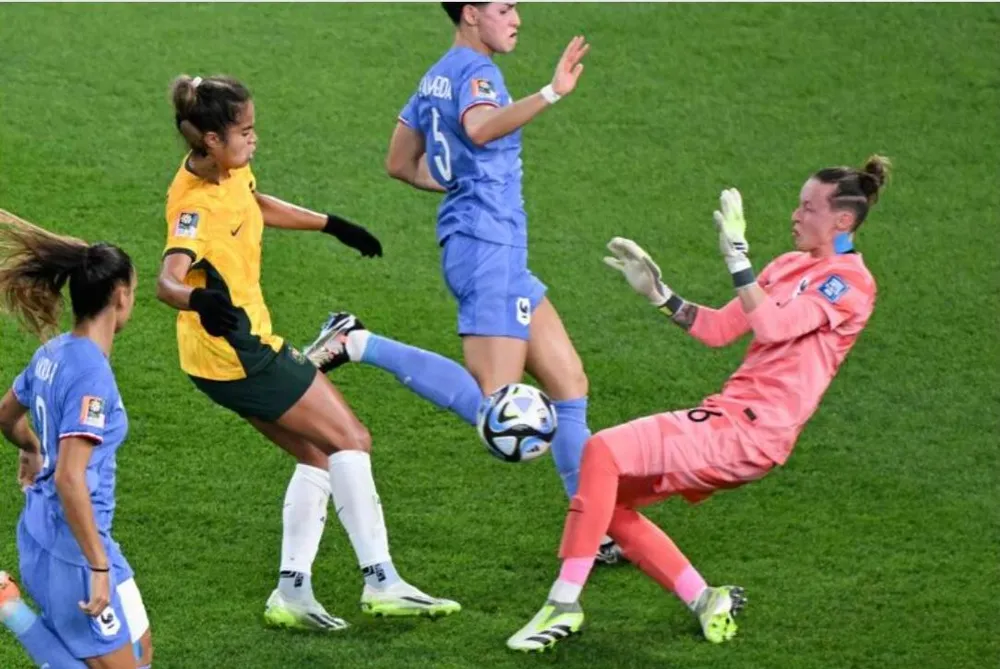 Thủ môn Durant của Pháp chơi rất xuất sắc. Ảnh: HTM