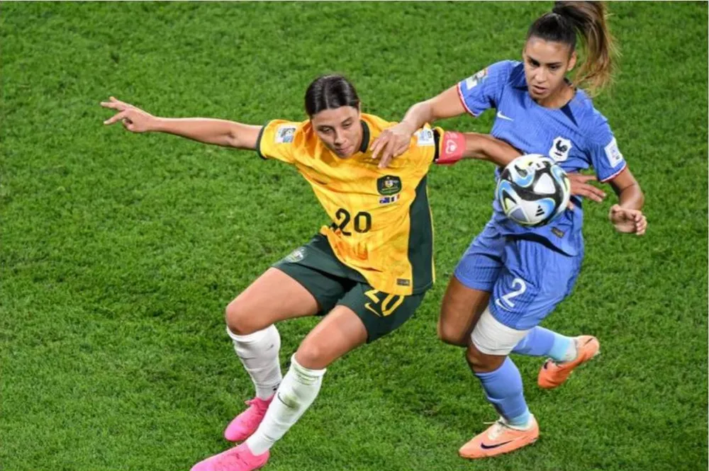 Sam Kerr bị các hậu vệ Pháp &quot;chăm sóc&quot; kỹ nên không thể ghi bàn được. Ảnh: HTM