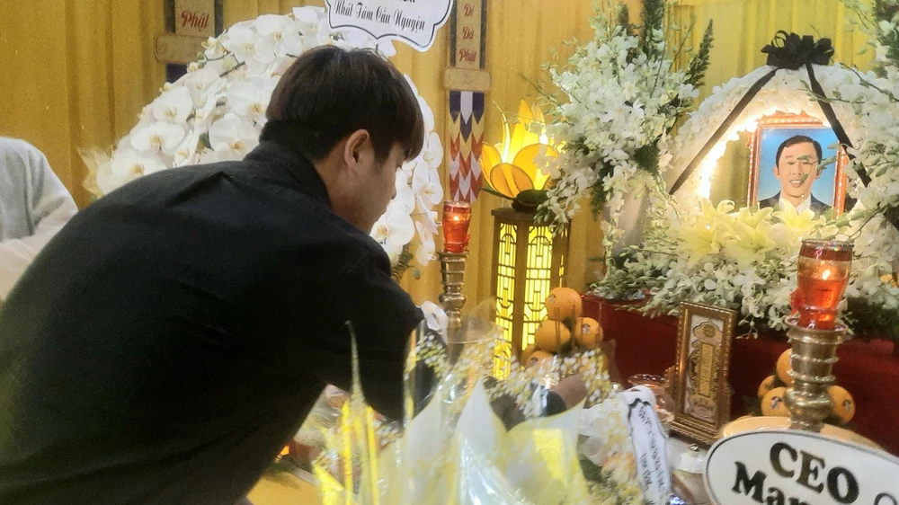 Người đại diện của HLV Park Hang-seo là Lee Dong-jun đến đặt vòng hoa và thắp nén nhang cho Dương Minh Ninh. Ảnh: Minh Vỹ