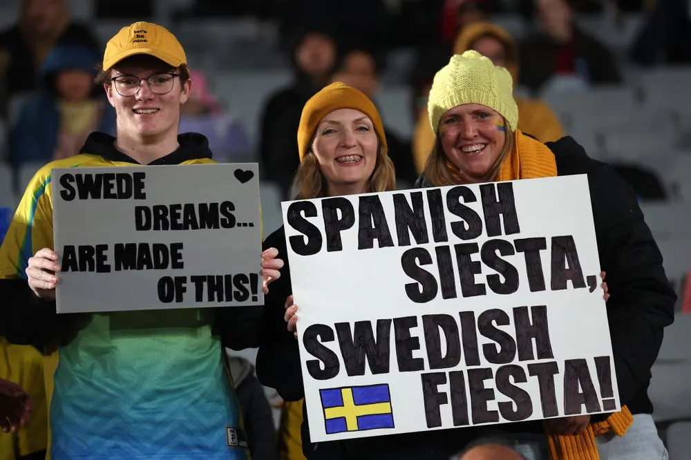 Sự khiêu khích... dễ thương của các fan hâm mộ hai đội. Ảnh: HTM