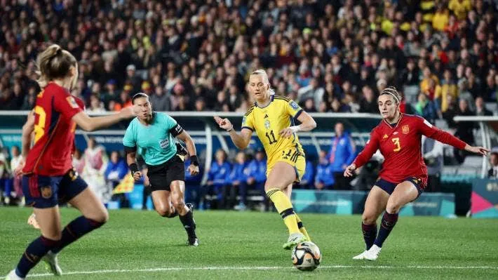 Người Tây Ban Nha có cách không cho Thụy Điển phát huy được thế mạnh chiều cao của mình. Ảnh: HTM