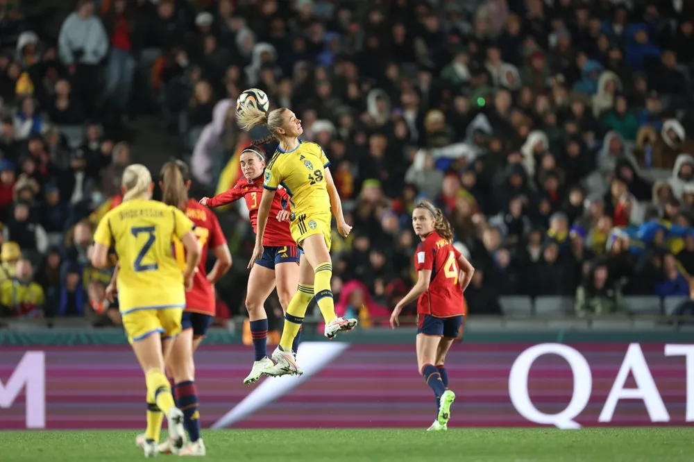 Sự vượt trội của đội bóng Bắc Âu-Thụy Điển trong những pha không chiến. Ảnh: HTM