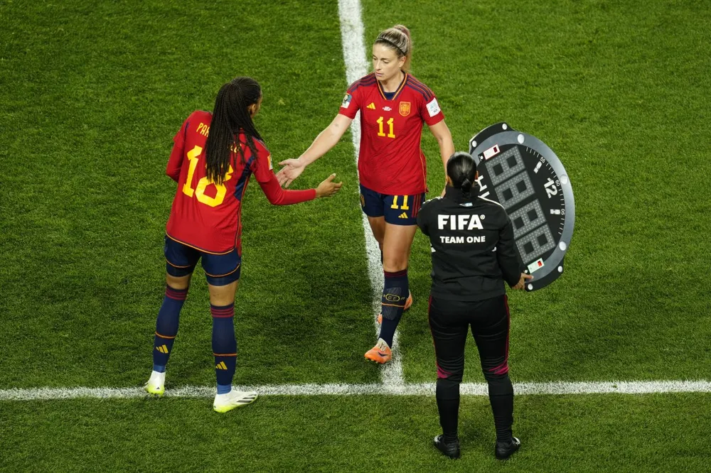 Quả bóng vàng châu Âu Alexia Putellas nhạt nhòa và được thay thế bởi đàn em 19 tuổi Salma Paralluela ở phút 54. Ảnh: HTM