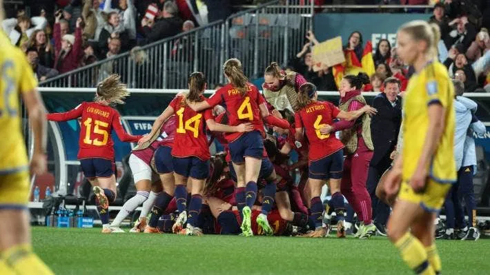 Tây Ban Nha lại đầy tính bất ngờ từ biến thể của lối chơi Tiki-Taka. Ảnh: HTM