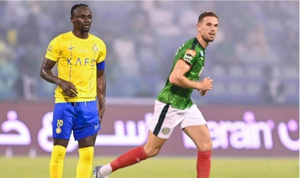 Henderson của Al Ettifaq làm "đứng hình" đội trưởng Sadio Mane của Al Nassr. Ảnh: N.N