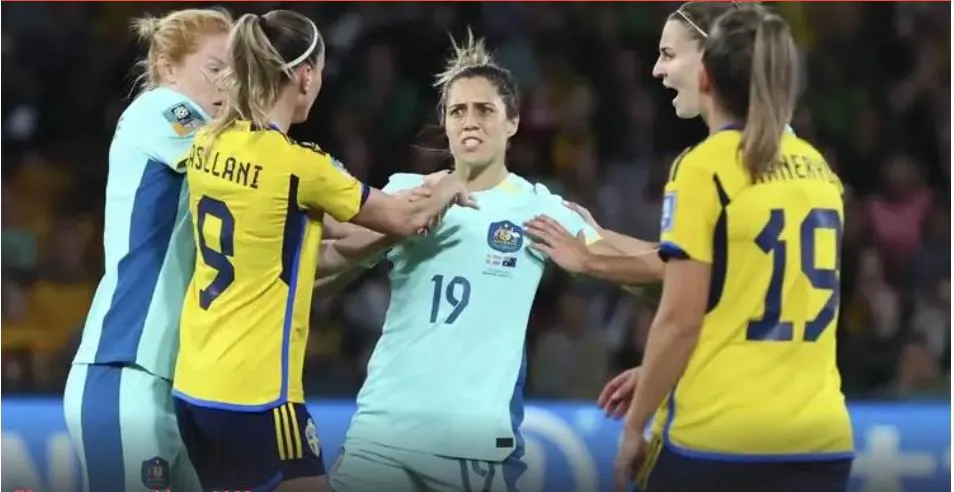 Úc (xanh) nỗ lực nhưng thua Thụy Điển nhiều mặt. Ảnh: HTM Úc (xanh) nỗ lực nhưng thua Thụy Điển nhiều mặt. Ảnh: HTM