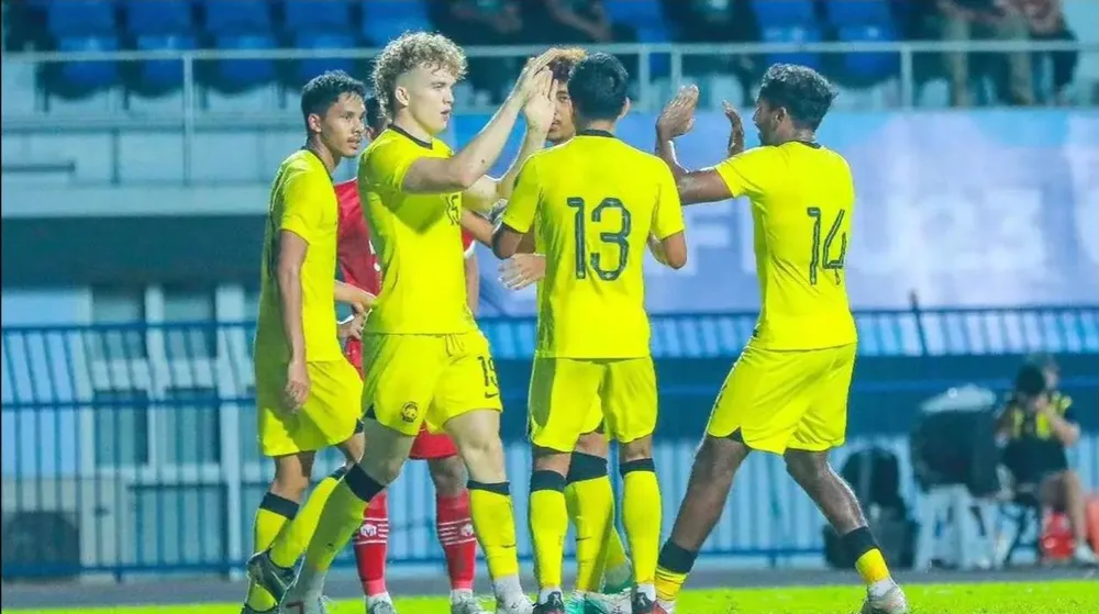 Thua Malaysia, Indonesia chỉ còn biết cách đánh bại Đông Timor... và chờ thời kiếm vé vớt. Ảnh: BOLA