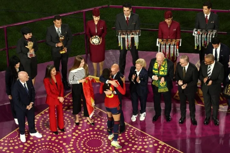 Chủ tịch Luis Rubiales ôm chầm Hermoso trong lễ trao HCV cho Tây Ban Nha. Ảnh: HTM