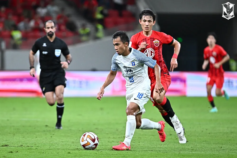 Sau sáu năm thi đấu ở J-League trong màu áo Consadole Sapporo và Kawasaki Frontole, Chanathip quay về khoác áo Pathum Utd và chuẩn bị đá Champions League sau khi thắng Shanghai Port 3-2 ở Play off. Ảnh: AFC Sau sáu năm thi đấu ở J-League trong màu áo Consadole Sapporo và Kawasaki Frontole, Chanathip quay về khoác áo Pathum Utd và chuẩn bị đá Champions League sau khi thắng Shanghai Port 3-2 ở Play off. Ảnh: AFC
