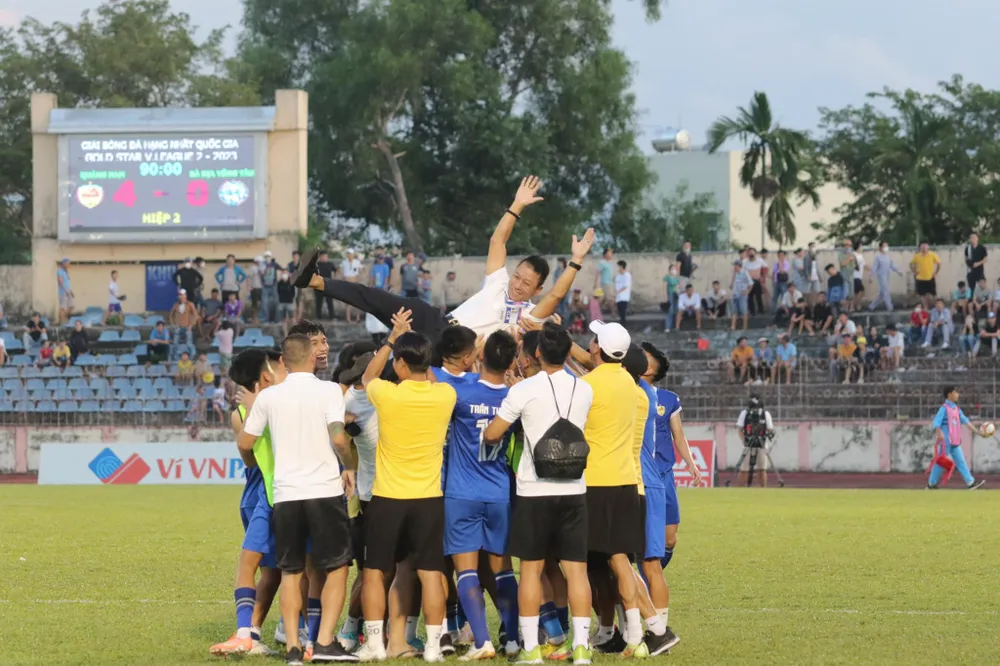 Cầu thủ công kênh HLV trưởng Văn Sỹ Sơn khi đưa đội về đích với ngôi thứ nhất. Ảnh: CTP Quảng Nam có cùng 37 điểm với đội xếp nhì PVF-CAND, nhưng Quảng Nam lên ngôi vô địch nhờ hiệu số phụ tốt hơn. Ảnh: VPF