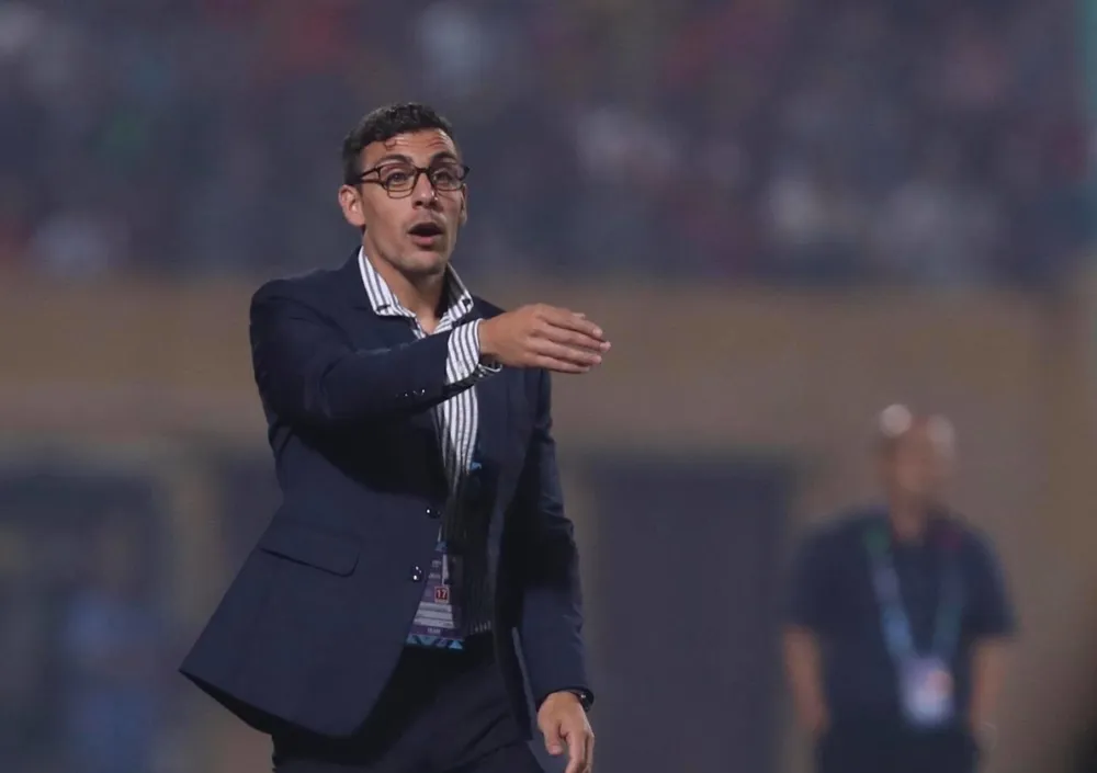 HLV Felix Dalmas gặp nhiều khó khăn trong việc điều quân U-23 khoác áo tuyển quốc gia và ngược lại. Ảnh: K.T