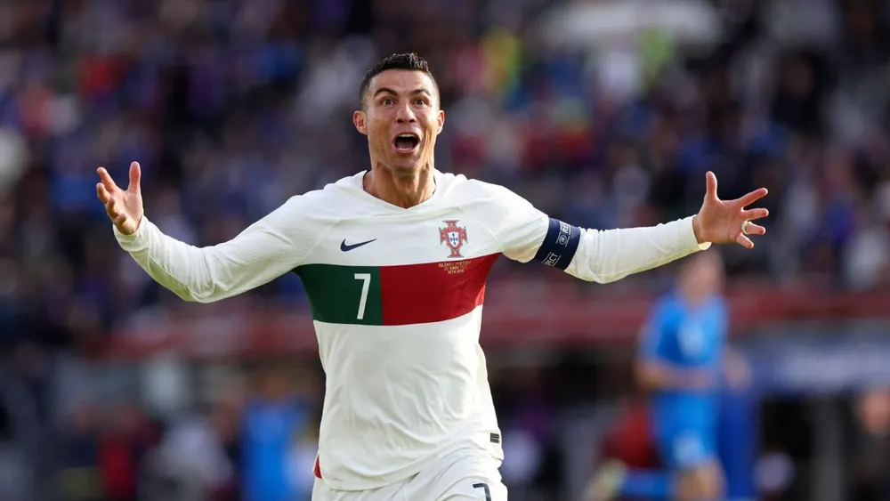 Bóng đá ngày nay rất khốc liệt với một tiền đạo, nhưng Ronaldo có trên 200 lần khoác áo tuyển quả là điều có tưởng tượng. Ảnh: A.N