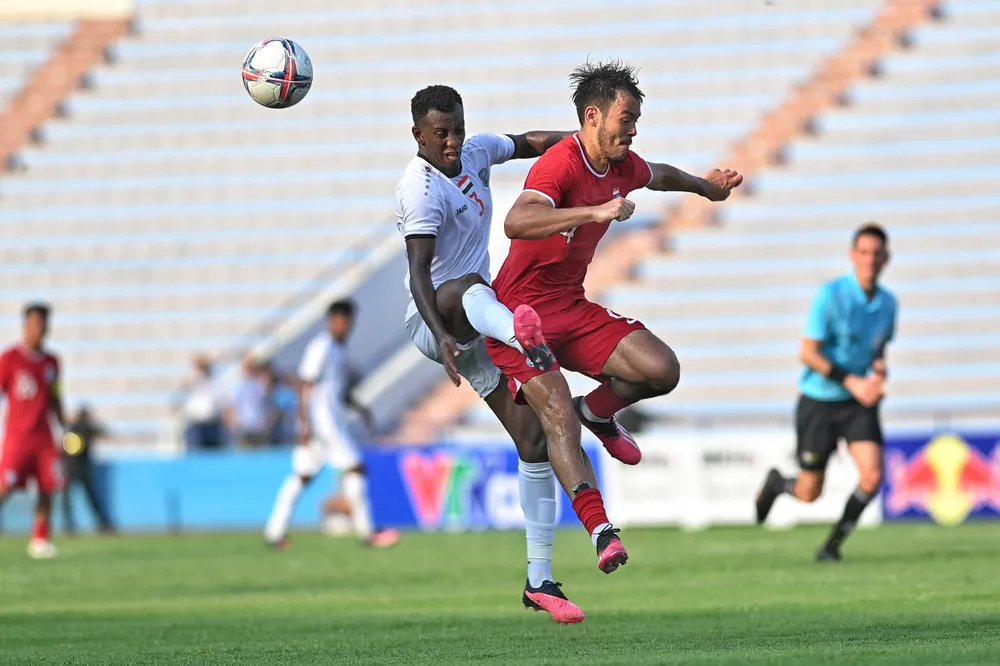 U-23 Singapore (đỏ) cực kỳ nhạt nhòa...thiếu tinh thần chiến đấu. Ảnh: HẢI THỊNH U-23 Singapore (đỏ) cực kỳ nhạt nhòa...thiếu tinh thần chiến đấu. Ảnh: HẢI THỊNH