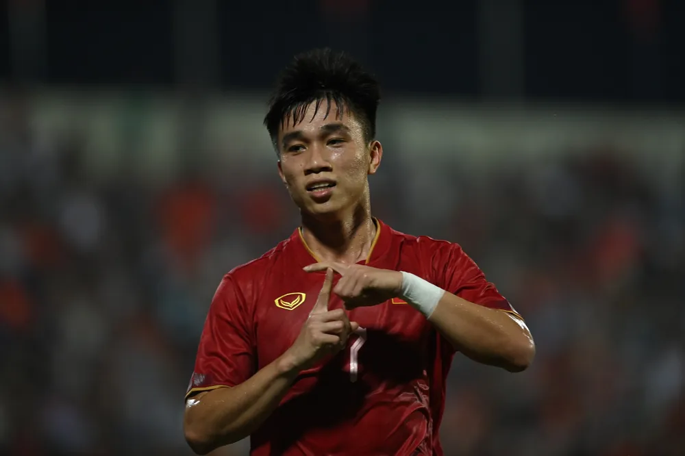 Văn Đô &quot;mở tài khoản&quot; cho chiến thắng &quot;6 sao&quot; của VN trước Guam tối 6-9. Ảnh: HẢI THỊNH