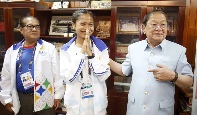 Bou Samnang (giữa) chuẩn bị được các nghệ nhân tạc tượng lấy tỉ lệ cơ thể để tạo tác phẩm. Ảnh: K.T