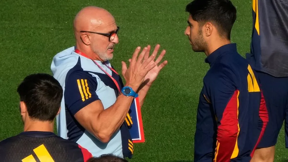 HLV Luis de la Fuente đang hướng dẫn buổi tập ở Tbilisi, Gruzia. Ảnh: AFP