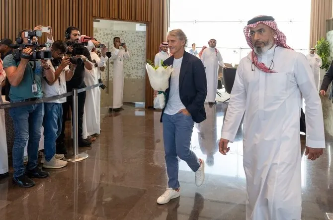 HLV Mancini đến trụ sở của PIF tại Newcastle. Ảnh: A.N