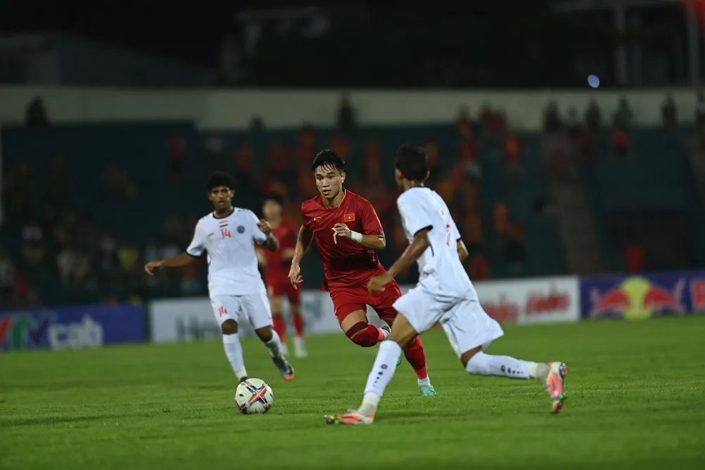 Văn Đô trong một pha đi bóng. Ảnh: HẢI THỊNH