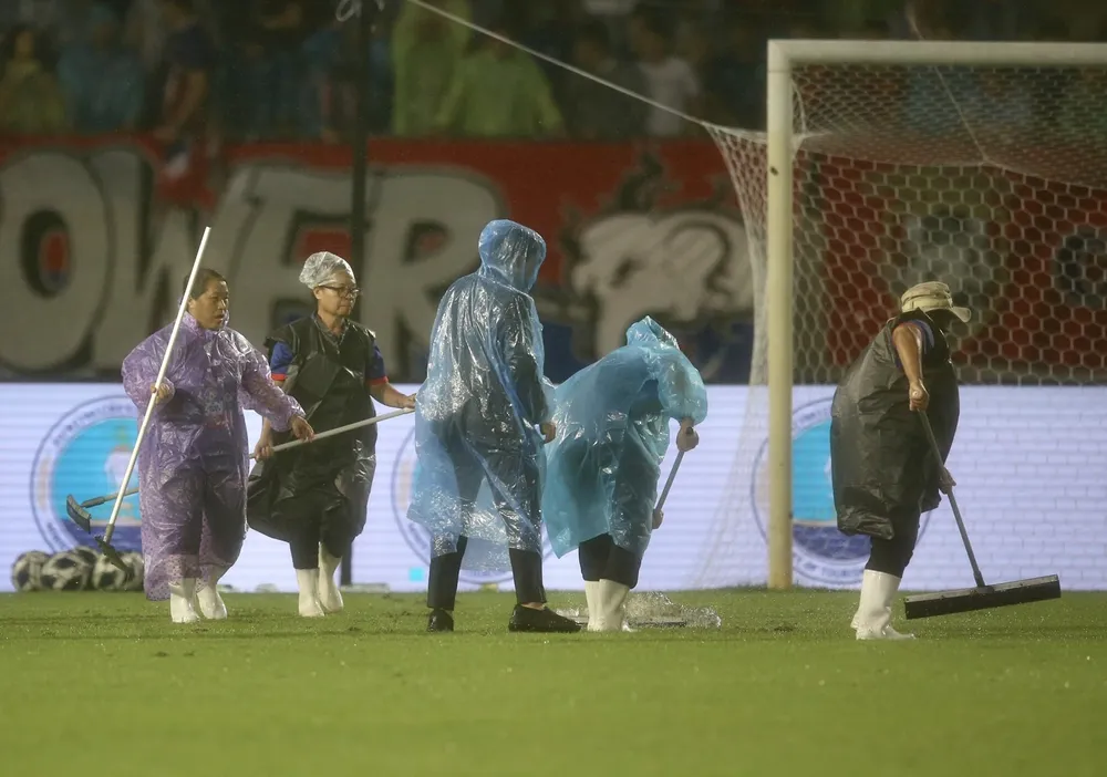 Suốt 90 phút trận chung kết, hàng chục nhân viên vào sân....tát nước vì mưa lớn liên tục ập xuống. Ảnh: CTP Suốt 90 phút trận chung kết, hàng chục nhân viên vào sân....tát nước vì mưa lớn liên tục ập xuống. Ảnh: CTP