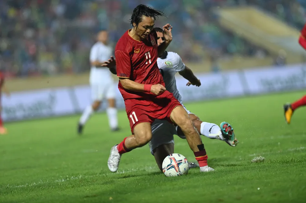 Tuấn Anh va đập cực mạnh khu vực giữa sân với những cầu thủ Palestine cao to và mạnh mẽ. Ảnh: HẢI THỊNH.