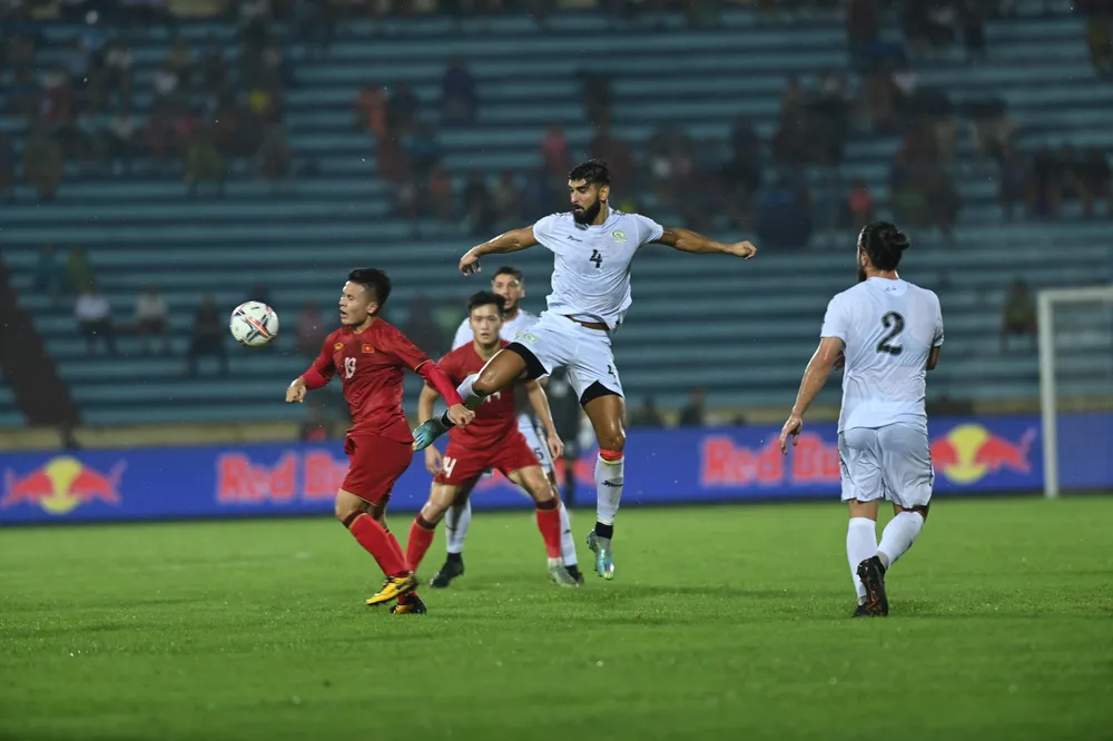 Quang Hải vẫn rất bén nhọn từ đầu hiệp 1 và anh có những chuyền chuyền đẹp. Ảnh: HẢI THỊNH.