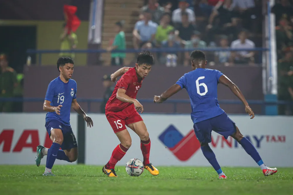 Singapore rất kém nhưng đã gây quá nhiều khó khăn cho Việt Nam. Ảnh: HẢI THỊNH Singapore rất kém nhưng đã gây quá nhiều khó khăn cho Việt Nam. Ảnh: HẢI THỊNH