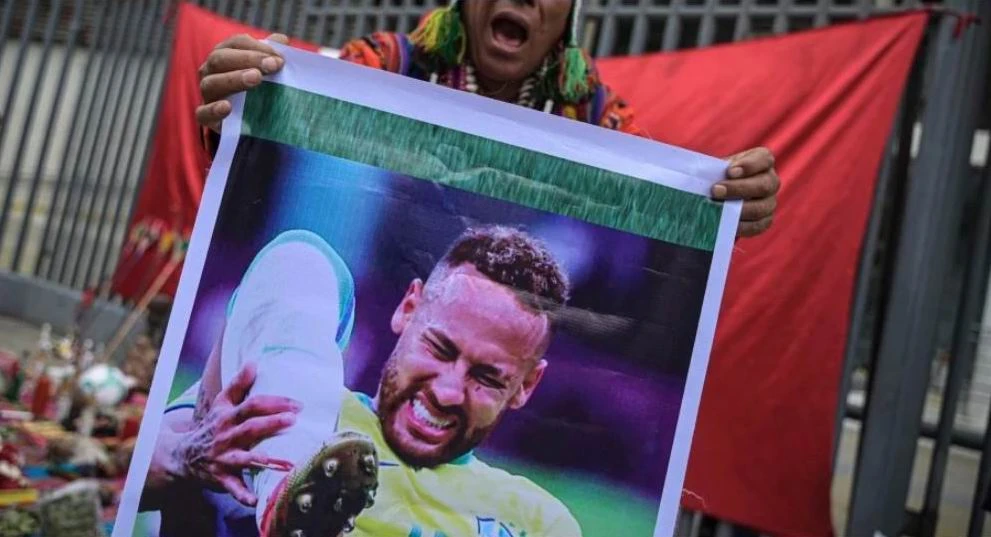 Một thầy mo yểm bùa Neymar sẽ chấn thương, mờ mắt không thể ghi bàn vào lưới Peru. Ảnh: AFP