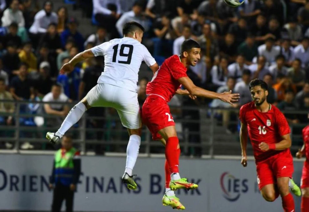Iran (đỏ) trong trận thua chủ nhà Uzbekistan 0-1. Ảnh: CTP