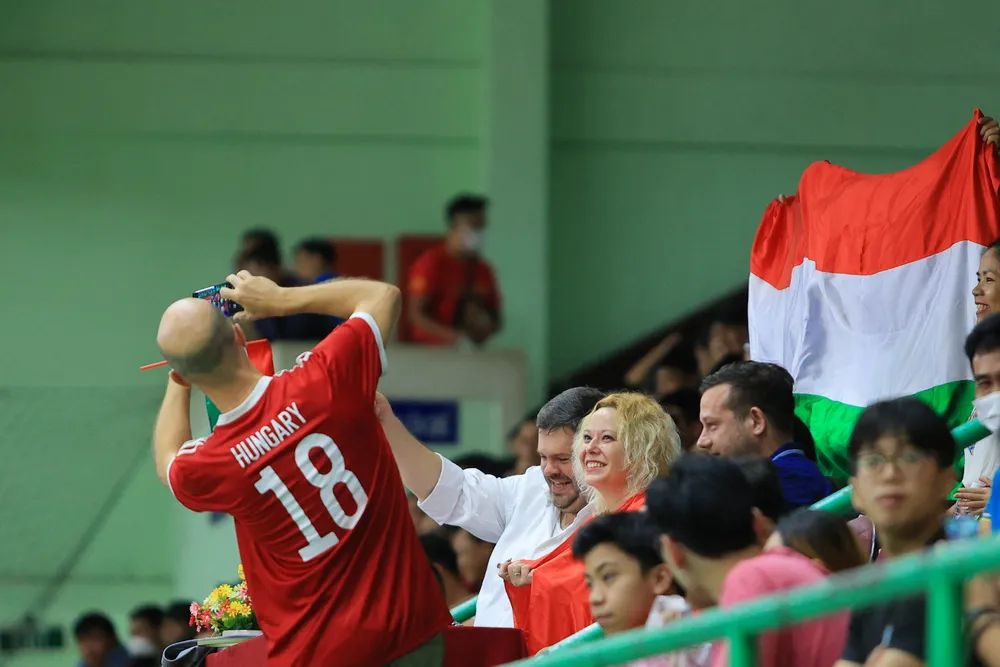 Fan Hungary trên sân Nhà thi đấu Lãnh Binh Thăng. Ảnh: QUỐC AN TN010119.JPG