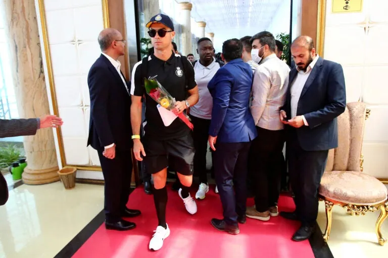 Cảnh sát Tehran vất vả với ngôi sao triệu đô khi đến thủ đô của Iran. Ảnh: T.T Ronaldo-1.jpg