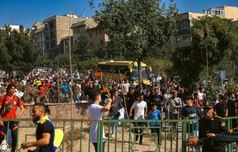 Hàng ngàn fan Iran vây quanh khách sạn Espians Palace ở Tehran để mong "vận may" được gặp Ronaldo khi Al Nassr trú tại đó để đá với Persepolis. Ảnh: T.T Ronaldo.jpeg